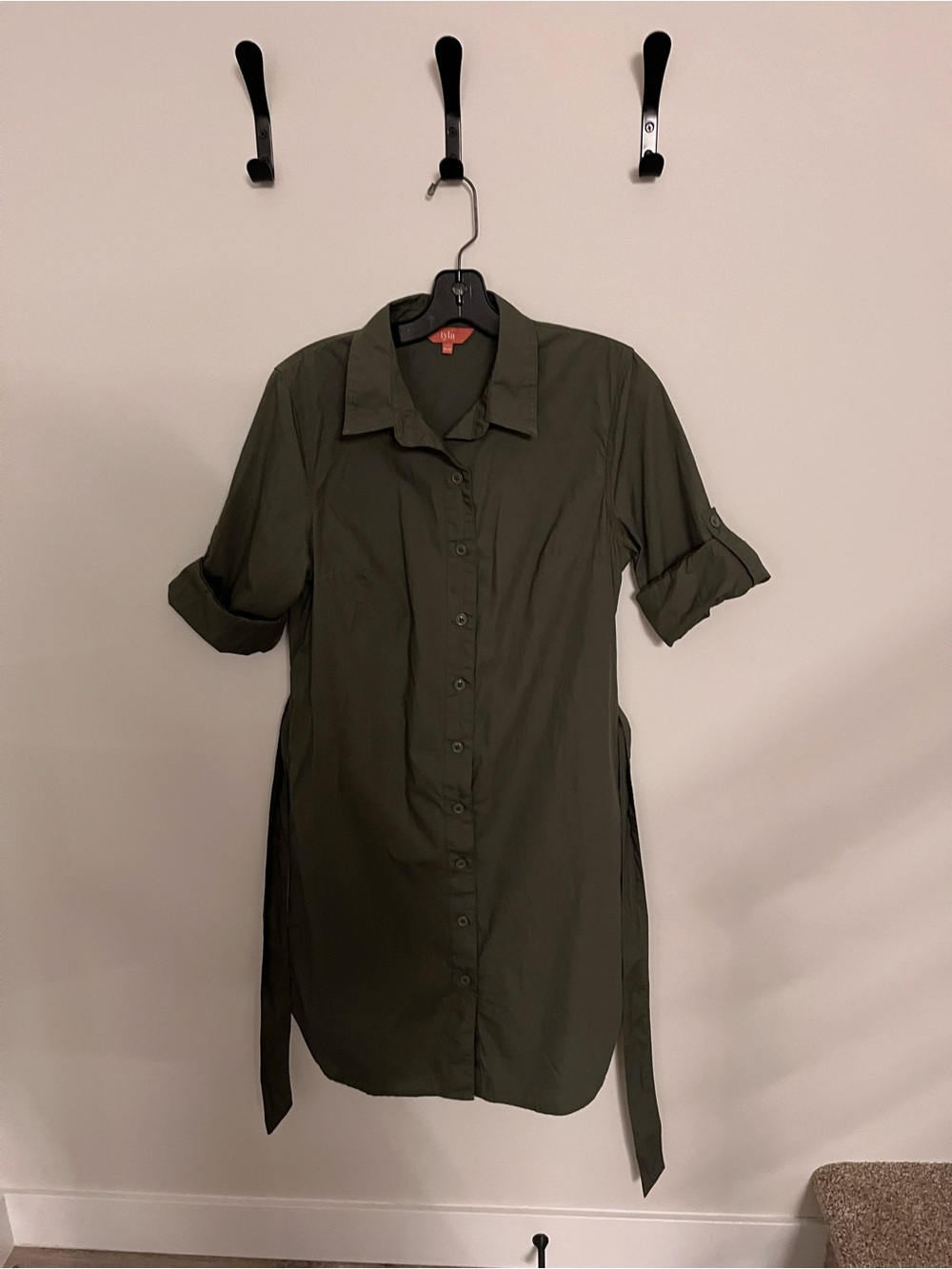 iyla  Button-Front Shirt Dress with Tie Waist
Size medium 
Excellent condition